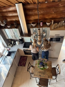 Image hebergement insolite CHALET EN RONDINS AVEC SPA ET CUISINE D'ETE