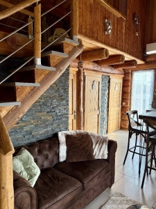 Image hebergement insolite CHALET EN RONDINS AVEC SPA ET CUISINE D'ETE