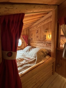Image hebergement insolite CHALET EN RONDINS AVEC SPA ET CUISINE D'ETE