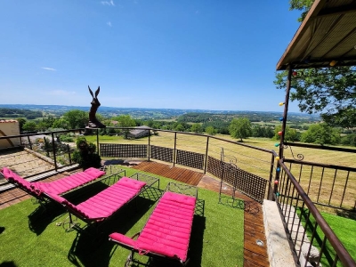 Image hebergement insolite CHALET EN RONDINS AVEC SPA ET CUISINE D'ETE