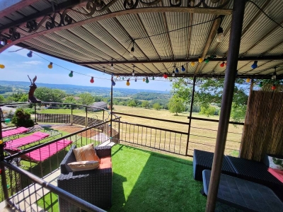 Image hebergement insolite CHALET EN RONDINS AVEC SPA ET CUISINE D'ETE