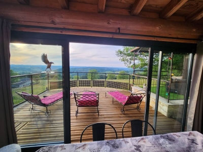 Image hebergement insolite CHALET EN RONDINS AVEC SPA ET CUISINE D'ETE