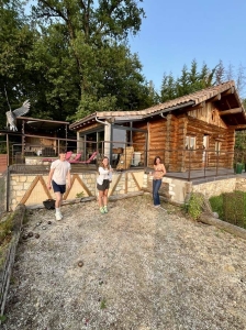 Image hebergement insolite CHALET EN RONDINS AVEC SPA ET CUISINE D'ETE