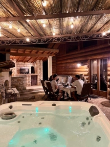 Image hebergement insolite CHALET EN RONDINS AVEC SPA ET CUISINE D'ETE