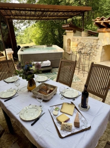 Image hebergement insolite CHALET EN RONDINS AVEC SPA ET CUISINE D'ETE