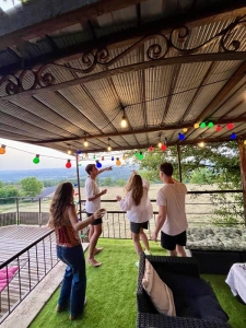 Image hebergement insolite CHALET EN RONDINS AVEC SPA ET CUISINE D'ETE