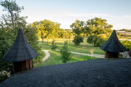 Image hebergement insolite CH&Acirc;TEAU DANS LES ARBRES (10 PERSONNES)