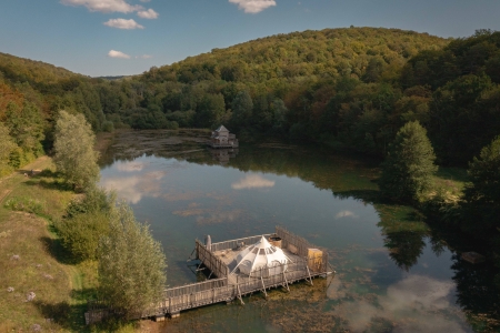 Image hebergement insolite LE LOTUS FLOTTANT SPA