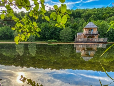 Image hebergement insolite LA CABANE FLOTTANTE SPA