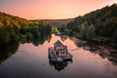 Image hebergement insolite LA CABANE FLOTTANTE SPA