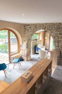 Image hebergement insolite MOULIN AU BORD DE L'EAU AVEC SALON DANS LA CASCADE 