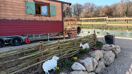 Image hebergement insolite MA ROULOTTE ENCHANT&Eacute;E