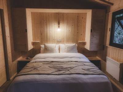 Image hebergement insolite CABANE AUS&Egrave;LA