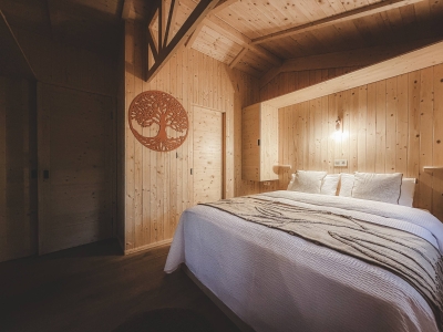 Image hebergement insolite CABANE AUS&Egrave;LA