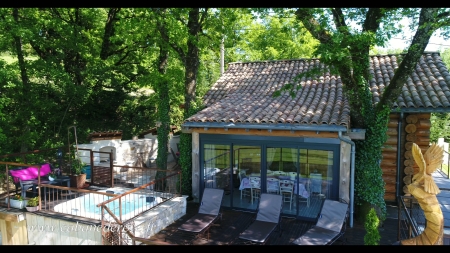 Image hebergement insolite CHALET-CABANE EN RONDINS AVEC SPA ET CUISINE D'ETE