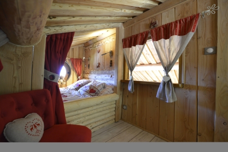 Image hebergement insolite CHALET-CABANE EN RONDINS AVEC SPA ET CUISINE D'ETE