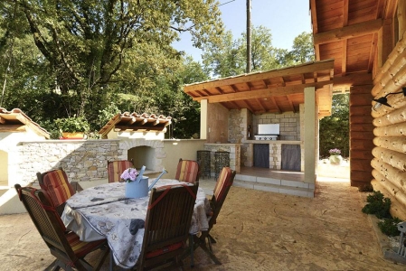 Image hebergement insolite CHALET-CABANE EN RONDINS AVEC SPA ET CUISINE D'ETE
