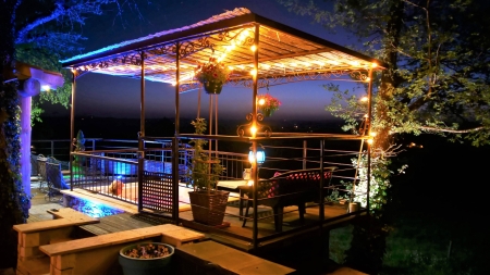 Image hebergement insolite CHALET-CABANE EN RONDINS AVEC SPA ET CUISINE D'ETE