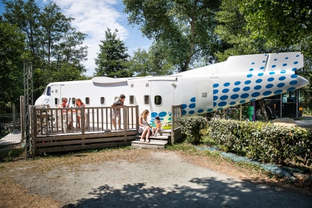 Image hebergement insolite LES AVIONS DU CAMPING LE HAUT-VILLAGE