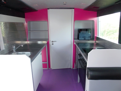Image hebergement insolite LE BUS VIP STAR DU CAMPING LE HAUT VILLAGE
