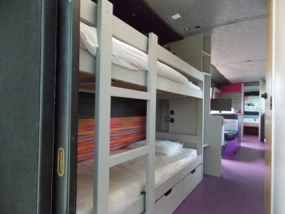Image hebergement insolite LE BUS VIP STAR DU CAMPING LE HAUT VILLAGE