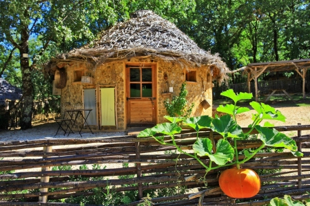 Image hebergement insolite LES CABANES RONDES AUX CABANES DE JEANNE