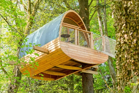 Image hebergement insolite CABANE PERCHEE DANS LES ARBRES