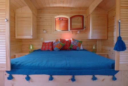 Image hebergement insolite ROULOTTE AUX VOLETS ROUGES