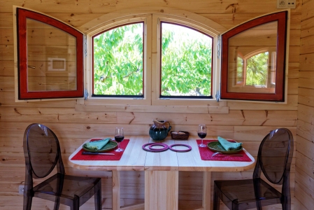 Image hebergement insolite ROULOTTE AUX VOLETS ROUGES