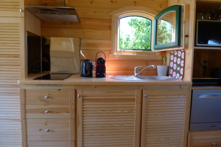 Image hebergement insolite ROULOTTE AUX VOLETS ROUGES