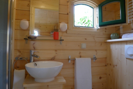 Image hebergement insolite ROULOTTE AUX VOLETS ROUGES